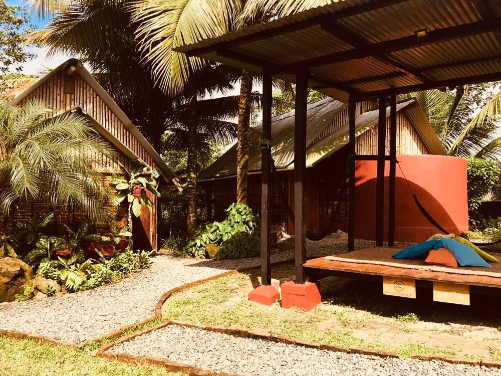 The Mudhouse Hostel Mompiche Buitenkant foto